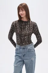 Remera negra de manga larga con cuello alto, confeccionada en viscosa y elastano, de corte ajustado.