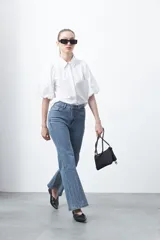 Jean elastizado de fit oxford color azul, con aplicaciones sutiles de strass distribuidas en el delantero y en la botamanga.