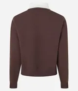 Sweater marrón de algodón con cuello polo blanco contrastante, mangas largas y rib en puños y ruedo.