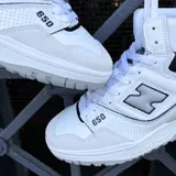Championes de caña alta New Balance 650, color blanco con detalles en azul marino y gris.