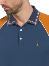Polo de hombre azul con mangas cortas color mostaza estilo raglán con borde blanco. Tiene cuello clásico con botones y logo bordado en el pecho.