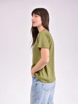 Remera celeste de algodón con estampado de flor y texto "Real View".