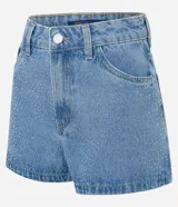 Short de jeans azul claro, corte slim, con trabillas en la cintura, bolsillos delanteros y traseros, y apliques de brillos en los laterales.