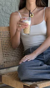 Anillo plateado con textura irregular y diseño rústico.