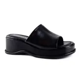 Sandalias negras de cuero sintético con plataforma y taco corrido.