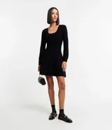 Vestido corto negro de punto con escote cuadrado y mangas largas.
