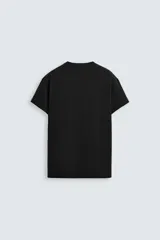 Camiseta azul oscuro de corte slim fit con mangas cortas y cuello redondo.