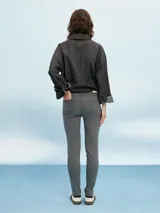 Pantalón jean skinny gris claro, tiro medio, con bolsillos delanteros y traseros.