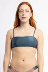 Top de bikini azul petróleo, de escote recto con breteles elásticos y doble tira en la espalda.