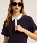 Vestido corto azul marino de rib de viscosa, con cuello polo blanco contrastante y mangas cortas.