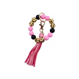 Llavero con pulsera de cuentas de silicona en color rosa, negro y animal print, con flecos de cuero sintético rosa.
