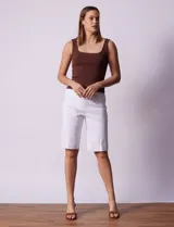Bermuda blanca de gabardina elastizada marca Zac & Rachel.