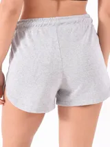 Short gris de tela tipo toalla con cintura elástica y cordón ajustable.