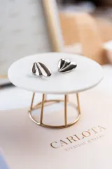 Aros de acero quirúrgico color plata con diseño orgánico y moderno, perfectos para el uso diario.