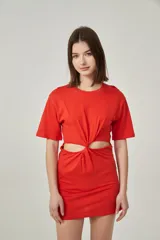 Vestido mini rojo de algodón, corte ajustado, con cuello redondo y detalle de nudo en la cintura con abertura en el abdomen.