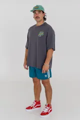 Remera color crema de corte holgado con estampado en la espalda que dice 'Pulau People Club Crafted & Designed For Members Only'.