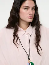 Camisa de corte suelto con botones delanteros y rayas de lurex en color marrón.
