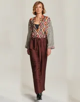 Camisa con cuello abotonado con diseño geométrico y mangas largas con puños acampanados.