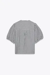 Blusa de cuello redondo con escote pico y manga corta abullonada acabada en elástico. Cierre frontal con lazos. Diseño a rayas verticales blancas y negras.