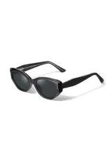 Lentes de sol negros con forma cat-eye, fabricados con materiales reciclados.