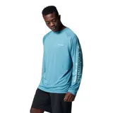 Remera de manga larga gris con logo de Columbia en el pecho y estampado en la manga.