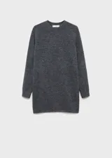 Vestido corto gris de tejido de punto con cuello redondo y mangas largas.