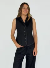 Chaleco negro con escote en V y cierre frontal con botones.