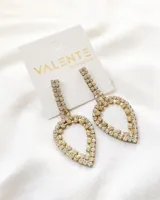 Caravanas de diseño en forma de corazón, adornadas con brillantes en su superficie.