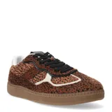 Zapatillas deportivas con estampado animal print en tonos marrones, con cordones negros y suela marrón.