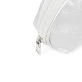 Neceser plateado de símil cuero con cierre y logo XL estampado.
