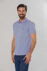 Remera polo de piqué color lavanda, con cuello en rib y botones personalizados.