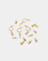 Set de seis pares de aros dorados con diferentes diseños: aros pasantes con forma de corazón, aros con perlas, aros con strass, aros argolla con dije de corazón, aros argolla con dije de strass y aros argolla con dije de llave.