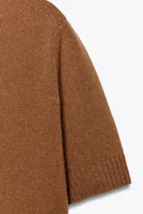 Top celeste de lana con cuello redondo y mangas cortas.