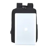 Mochila negra con diseño minimalista, con apertura superior y cierre. Tiene dos bolsillos frontales con cierre, compartimento para laptop y bolsillos internos. Incluye puerto USB para carga de dispositivos, correa de mano y correas acolchadas regulables para la espalda.