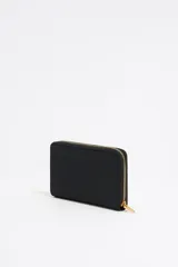 Billetera marrón de nylon con logo metálico de la marca Bimba y Lola. Tiene estructura blanda, acabados metálicos y cierre con cremallera.