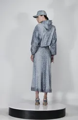 Falda midi evasé de denim liviano con estampado animal tonal y terminación en encaje.