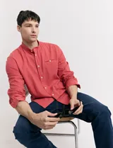 Camisa de lino color beige, de cuello mao y manga larga.