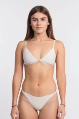 Top de bikini triángulo color crudo con lurex, forrado y con relleno. Tiene correderas y aros metálicos, breteles regulables que se pueden usar rectos o atados al cuello.