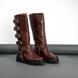 Bota alta de cuero vacuno color negro, con suela de goma artesanal, cierre interno YKK, hebillas ajustables y estribo desmontable.