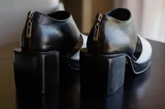 Sandalias rojas de cuero con plataforma y taco bloque negros. Cierre con cremallera en el talón.