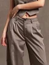 Pantalón de vestir color tostado, de corte palazzo, con pinzas en la cintura y bolsillos laterales.