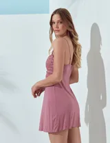 Chemise de modal negra con detalle de encaje en la parte delantera, con tirantes regulables.