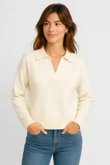 Sweater color crema de poliéster, corte relaxed y cuello en V.