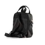 Mochila negra de poliéster con asas fijas y correa regulable. Tiene un bolsillo externo con cierre y dos bolsillos internos, uno con cierre y otro abierto.