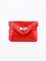 Bandolera roja de cuero sintético con solapa y cierre metálico plateado.