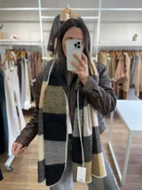 Bufanda rectangular con diseño a cuadros grandes en tonos rosa, lila y gris.