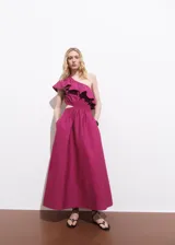 Vestido midi fucsia de algodón, con escote asimétrico con volados, corte en la cintura con detalle cut-out y falda amplia con bolsillos laterales.