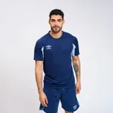 Remera de entrenamiento azul marino con detalles en celeste en mangas y logo de Umbro estampado en blanco en el pecho.