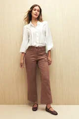Pantalón recto negro de algodón con tiro medio y bolsillos delanteros.