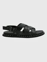 Sandalias negras de cuero con tiras cruzadas y tachas plateadas.